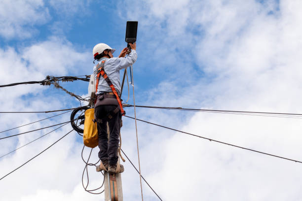 Técnico trabajando con fibra óptica